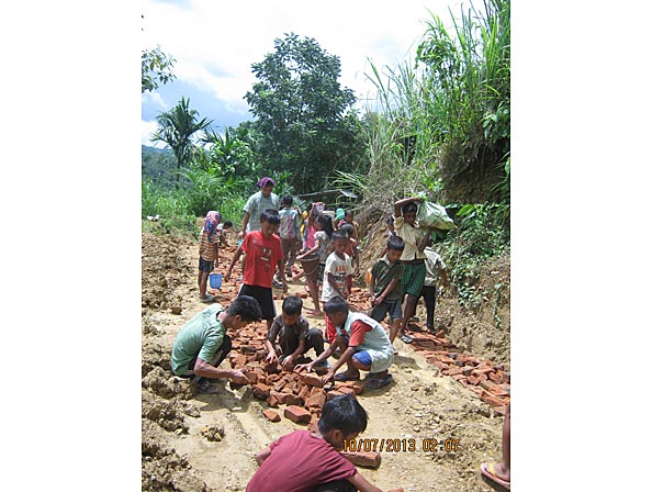 Saiphai kids helping